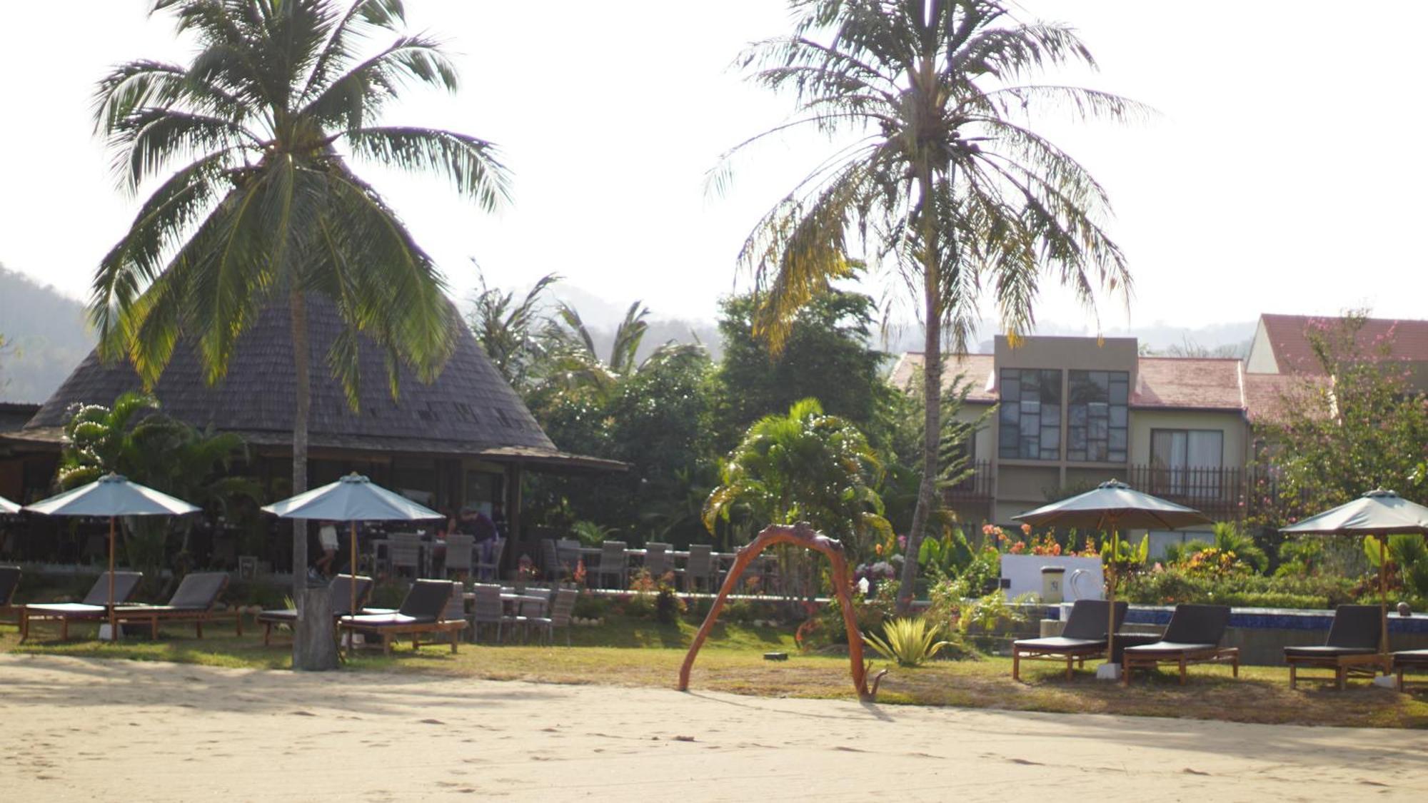 Luwansa Beach Hotel Labuan Bajo Exterior photo