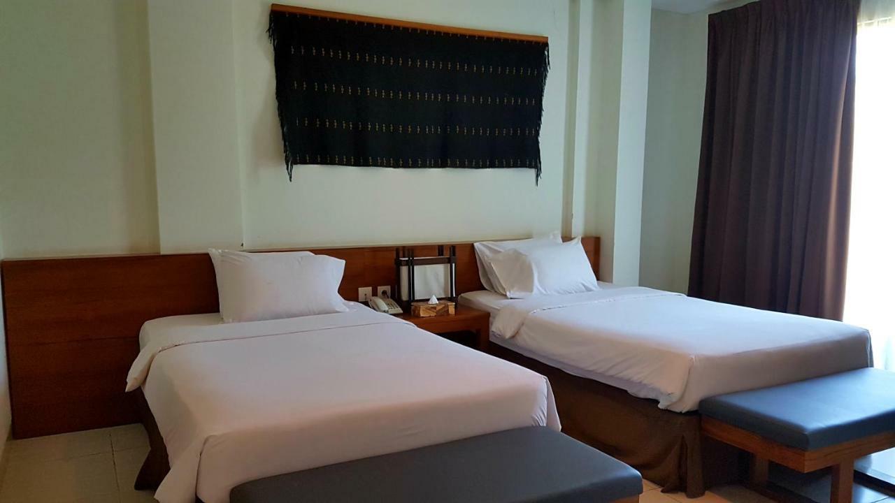 Luwansa Beach Hotel Labuan Bajo Exterior photo